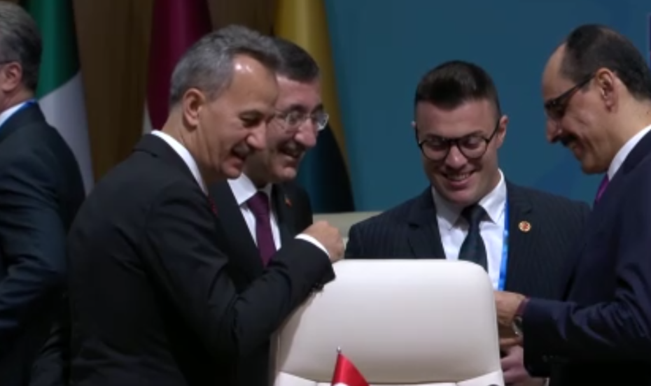 Yakından incelediler. Cumhurbaşkanı Erdoğan'ın kalemi ilgi odağı oldu