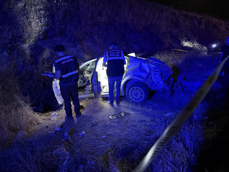 Şanlıurfa'da Şarampole Devrilen Otomobilde 3 Kişi Yaşamını Yitirdi, 1 Kişi Yaralandı