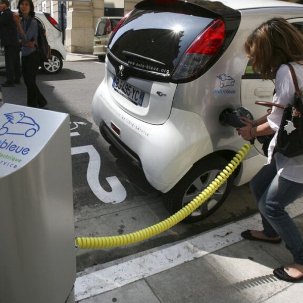 Fransa'da dar gelirli ailelere yönelik ayda 100 avroya elektrikli araç kampanyası başlıyor