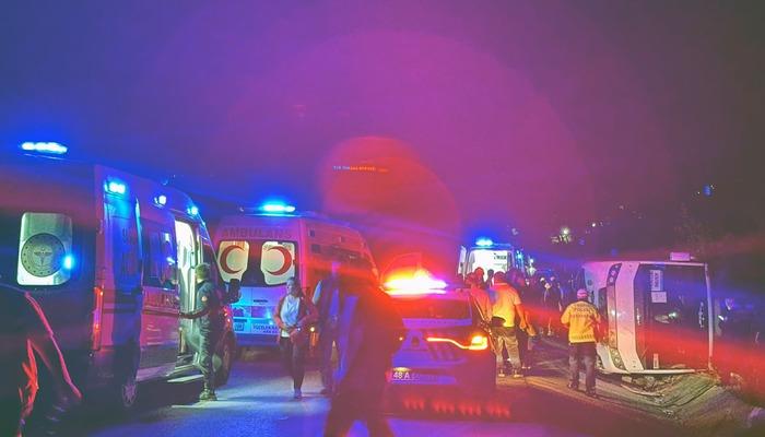 Antalya'da öğrencileri taşıyan midibüs hendeğe uçtu: 25 yaralı