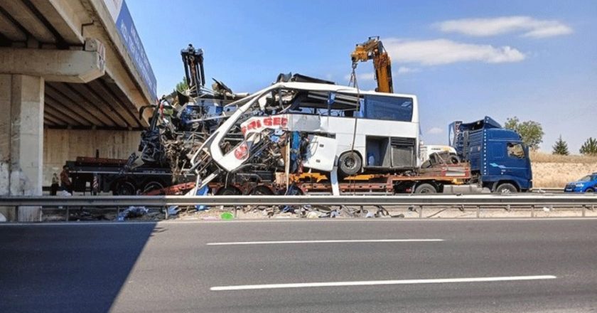 Ankara'da feci kazada hurdaya dönen otobüs yoldan kaldırılarak trafik akışı normale döndü – Son Dakika Türkiye Haberleri