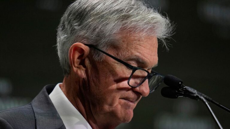 Trump’ın Fed Başkanı Powell’i hedef alarak faiz indirimi çağrısı yapması üzerine yatırımcılar ABD varlıklarından kaçıyor