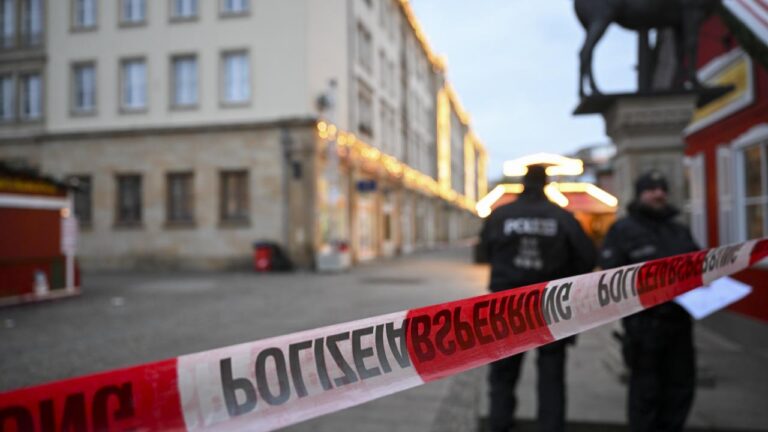 Almanya'nın Stuttgart kentinde bir araç kalabalığın arasına daldı