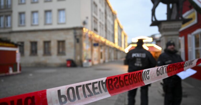 Almanya'nın Stuttgart kentinde bir araç kalabalığın arasına daldı