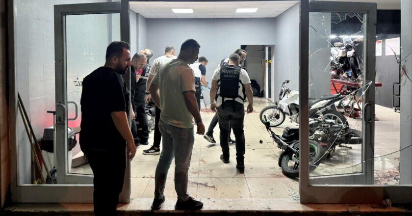 Sakarya’da polislere ateş eden şüpheli bacağından vuruldu