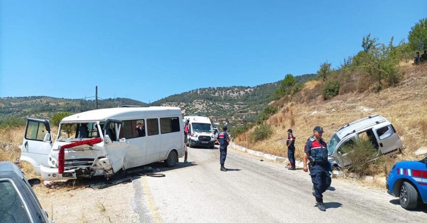İşçi minibüsü ile hafif ticari araç çarpıştı: 14 yaralı