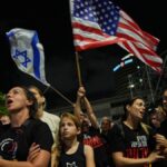 İsrailliler, rehinelerin dönüşü öncesi Tel Aviv mitinginde Trump’ı alkışladı, Netanyahu’yu yuhaladı