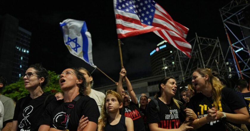 İsrailliler, rehinelerin dönüşü öncesi Tel Aviv mitinginde Trump’ı alkışladı, Netanyahu’yu yuhaladı