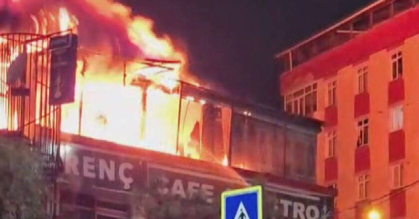 İstanbul’da bir kafe alevler içinde kaldı! – Son Dakika Türkiye Haberleri