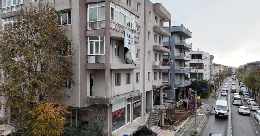 Avcılar’da Boşaltılan Binanın Balkonu Düştü