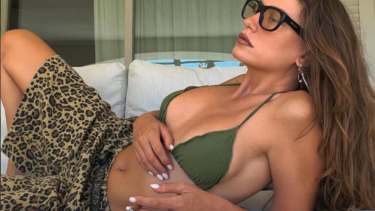 Serenay Sarıkaya lüks teknede tatilde! Bikinili pozları gündemde